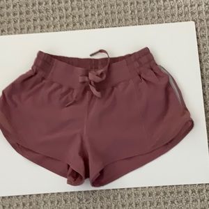 EUC Lululemon hotty hot reflective short. Size 4 Mauve color